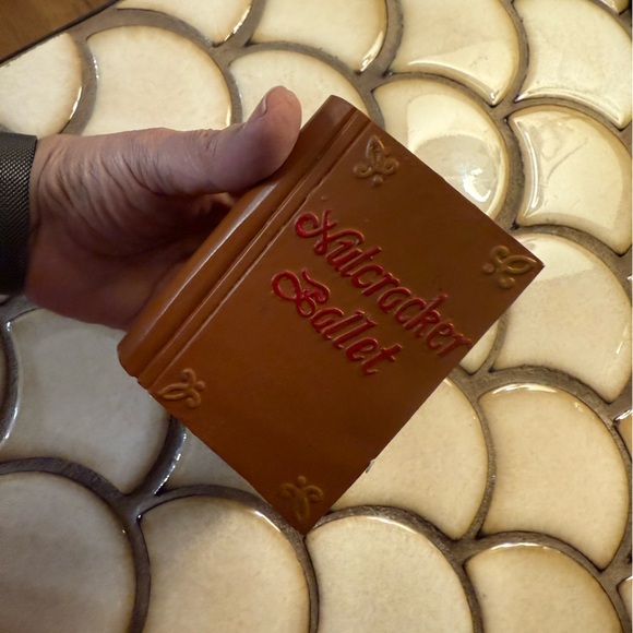 Nutcrackerer Ballet Ceramic Hinged Book Snow Globe 3D Handcrafted for Silvestri - Picture 8 of 10